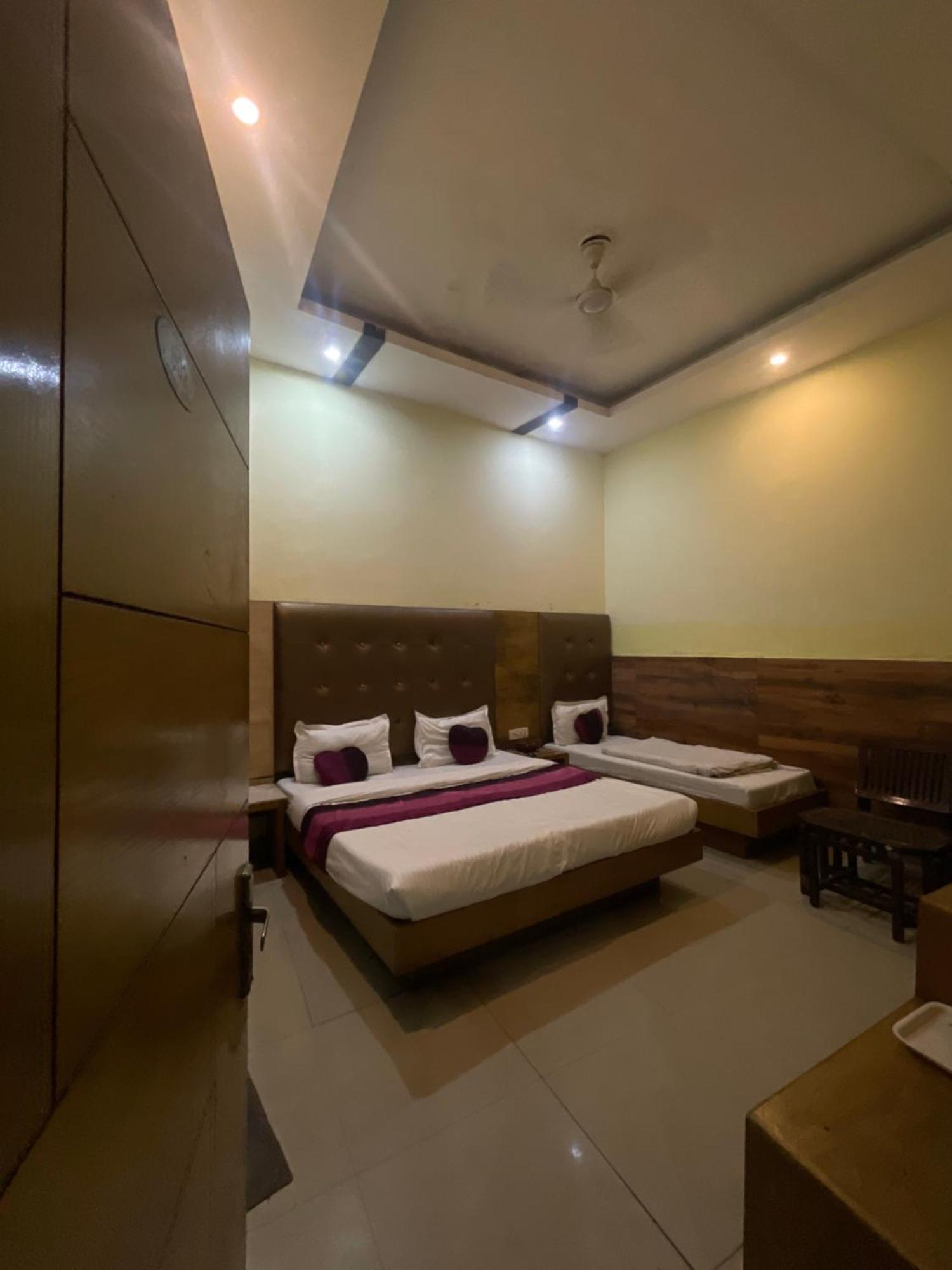 Hotel Golden Gate Nueva Delhi Exterior foto